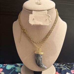 Elegant Gold and Black Pendant Necklace